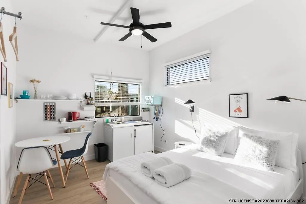 Micro Studio With Balcony & Pool View - Walk To Ot Scottsdale United States